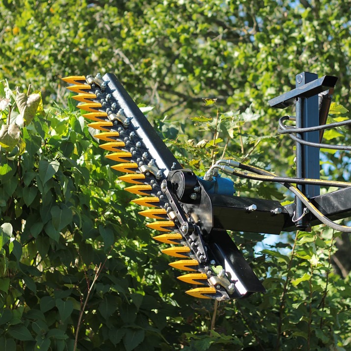 Hydrauliczne nożyce do żywopłotów montowane na ładowaczu czołowym z mocowaniem Euro